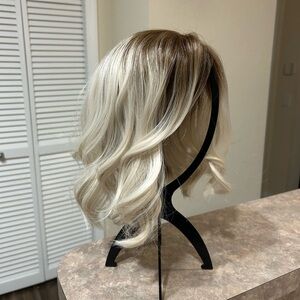 Chelsey Smith Crowns Ali Luxe Coloring Free Part Short Wig Platinum Blonde NWT